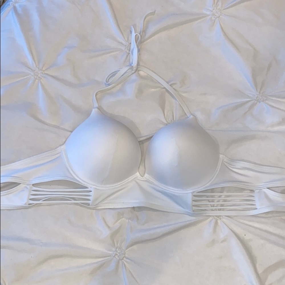 Victoria’s Secret bombshell long line bikini